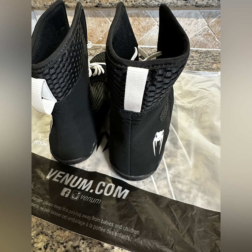 VENUM Contender boxing shoes size 12 - Picture 3 of 5